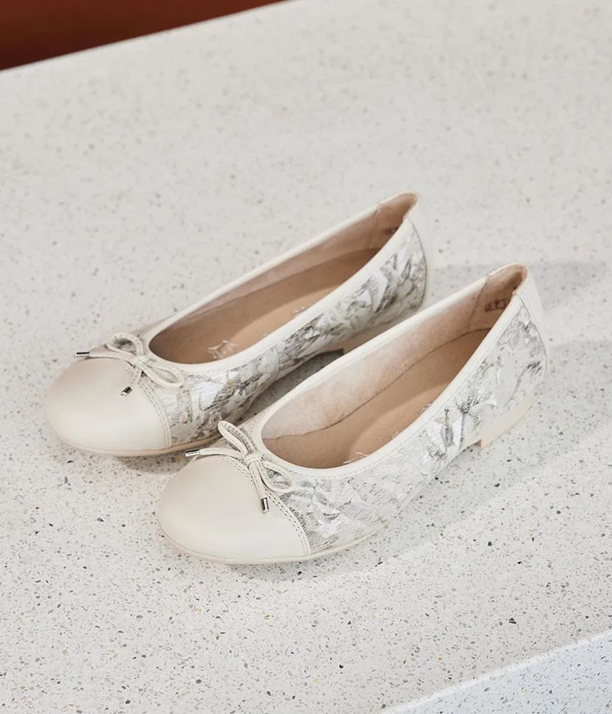 Remonte Stylish Beige Flats