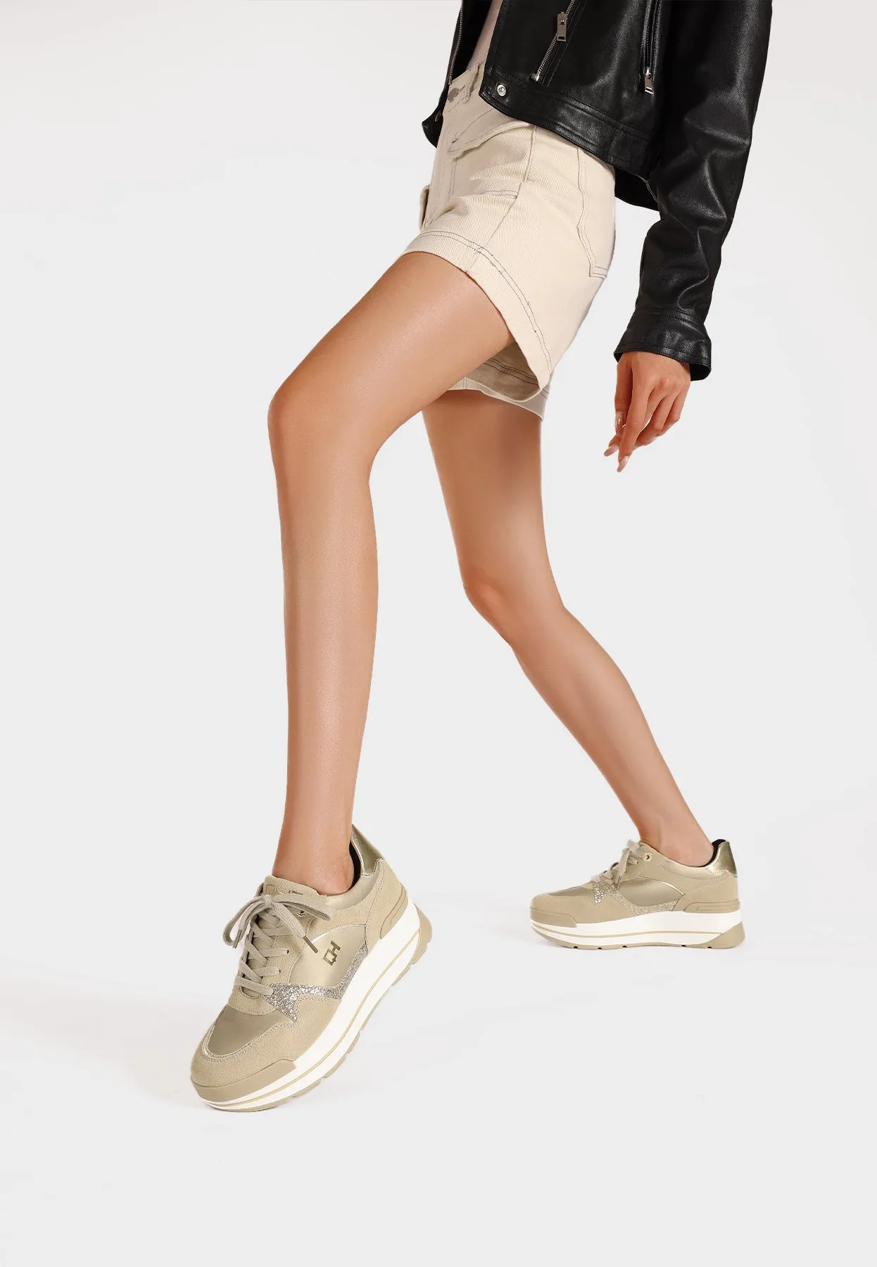 Sneakers in vera pelle con suola alta QH8005