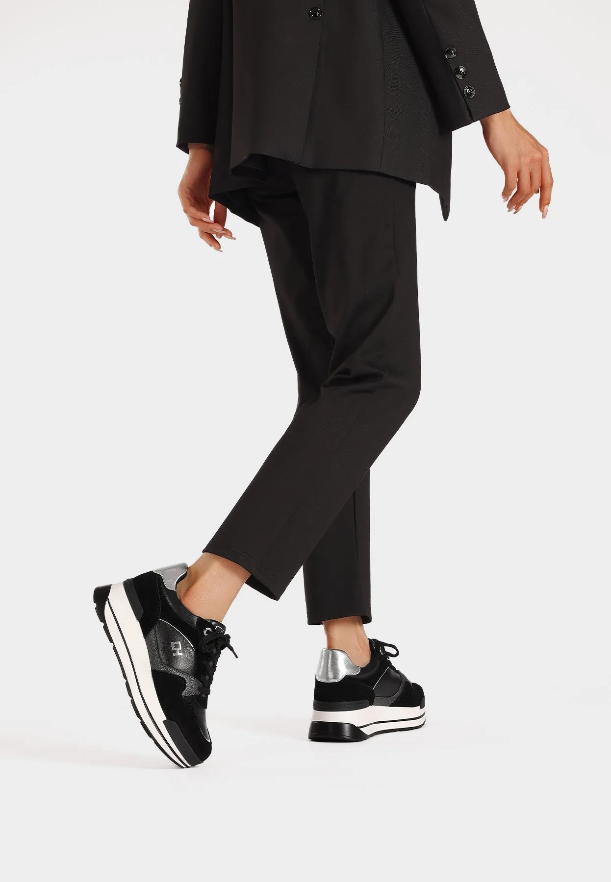 Sneakers in vera pelle con suola alta QH8005
