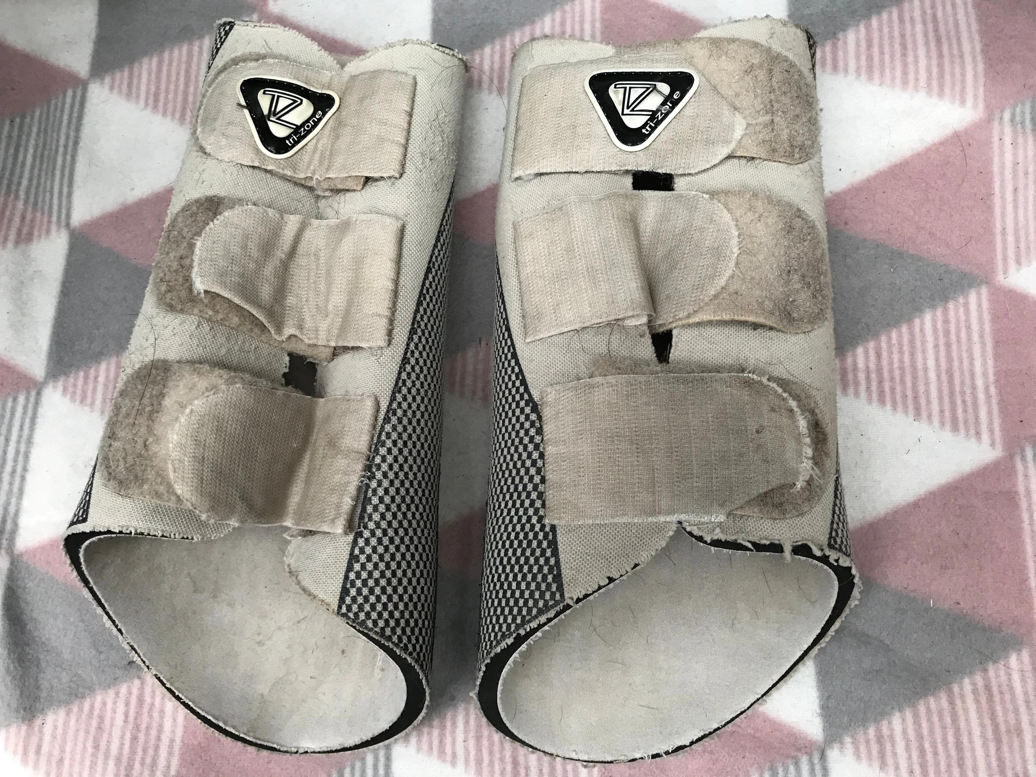 Tri-zone white light weight brushing boots size large FREE POSTAGE